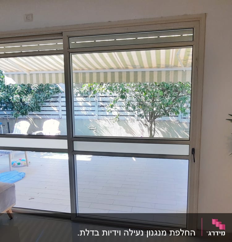 חלון אלומיניום גדול עם מסגרת בהירה